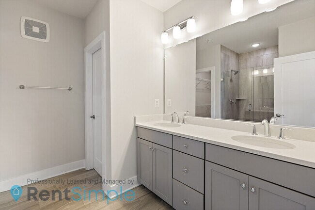 Building Photo - 44798 Tiverton Sq