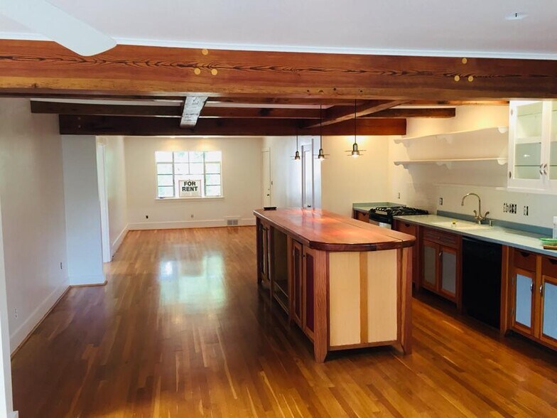 Building Photo - 2231 Selwyn Ave