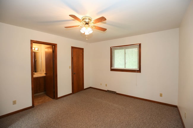 Building Photo - 439 Foxfire Dr