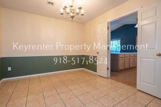 Building Photo - Charming 3 bedroom home with cozy fireplace and 2 car garage!! Price drop!