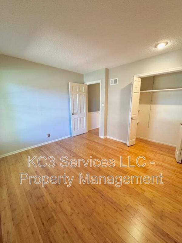 Building Photo - 615 E 101st Terrace