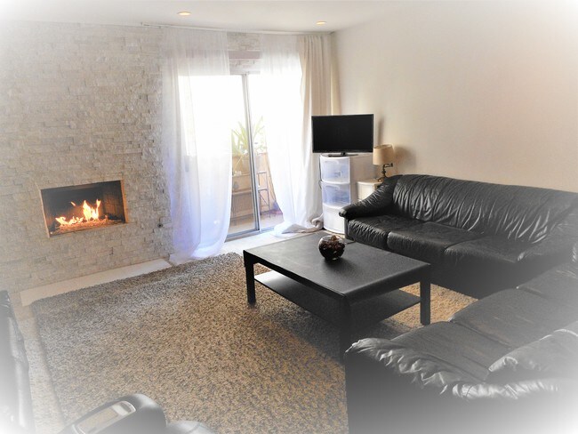 Living Room - 1040 N Gardner St