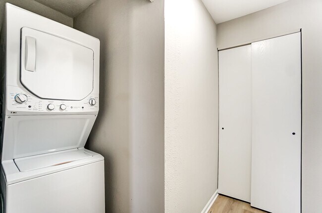 Building Photo - Renovated 2 Bedroom with Washer + Dryer Av...
