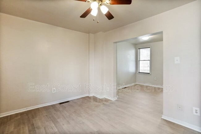 Building Photo - 2 Bedroom, 1 Bath, Central Air Conditioning, Washer Dryer in unit.