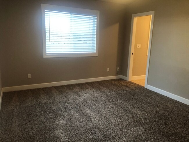 Building Photo - Newer 3 bedrooms 2.5 bathroom townhouse!