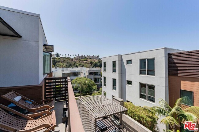 Building Photo - 6030 S Seabluff Dr