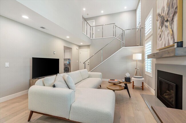 Building Photo - Hamilton Place Townhome