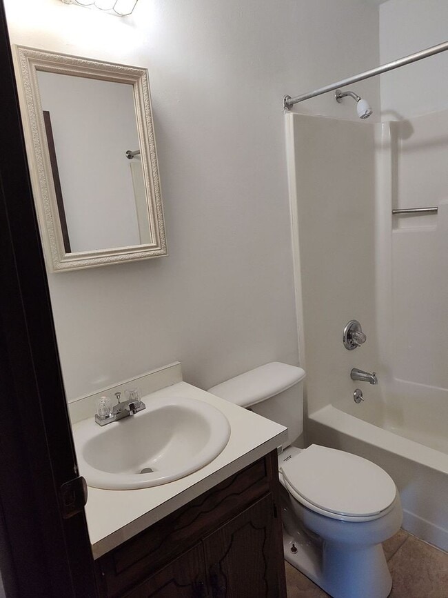 Building Photo - 522 Boxwood Dr