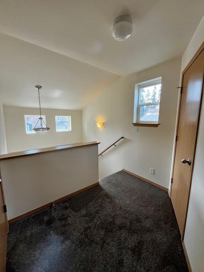 Building Photo - Green Certified 2 Bedroom Port Orchard Home!