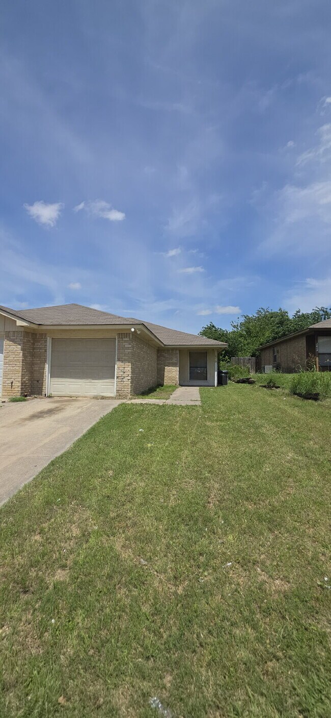 Building Photo - Move In Special of 1/2 OFF 1st Month Rent - Welcome to this beautifully updated duplex!!!
