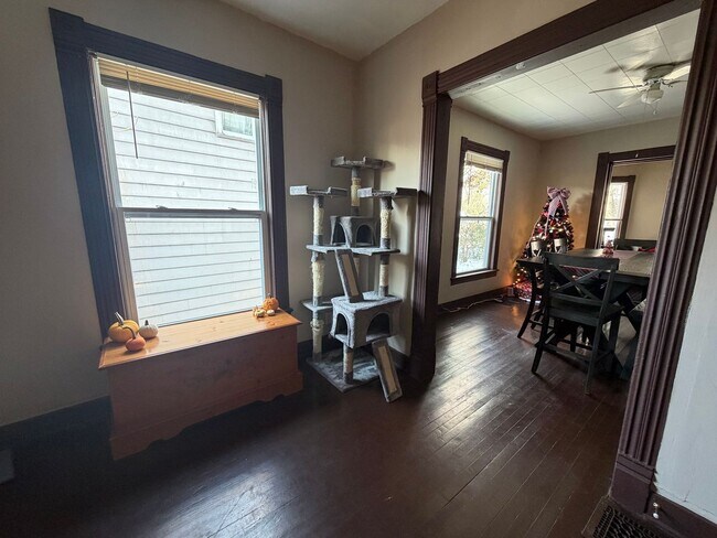 Building Photo - Spacious Three Bedroom Single Family near John Ball Zoo!