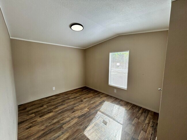 Building Photo - 1370 Suzanne Cir