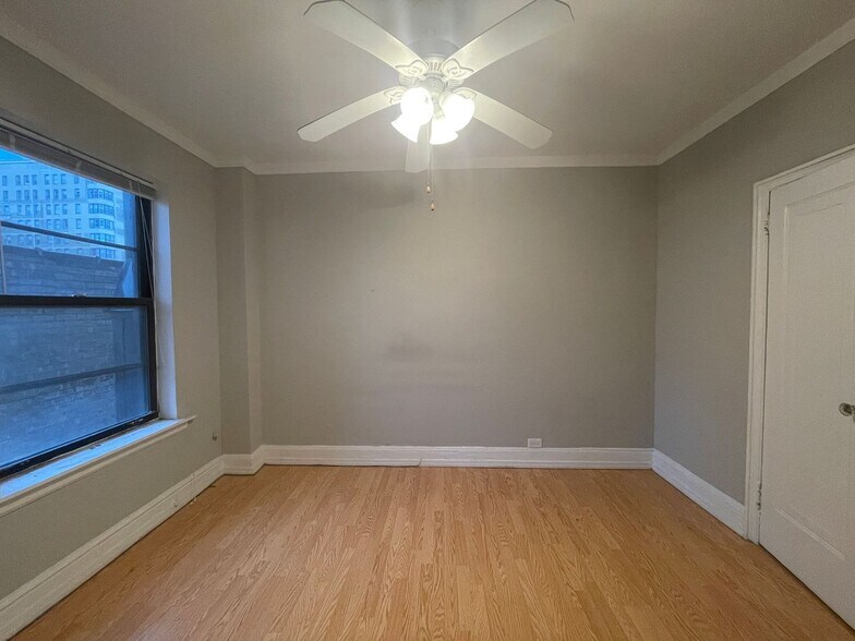 Building Photo - 449 W Briar Pl