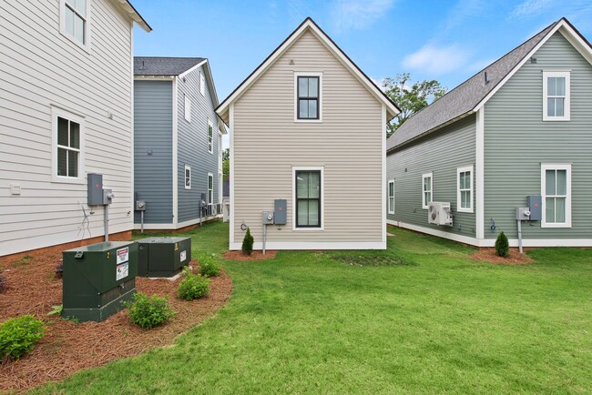 Building Photo - Like New! 2 bedroom 2 bathroom cottage sty...