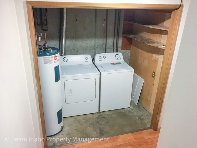 Building Photo - Taylor Ave Tri-Plex