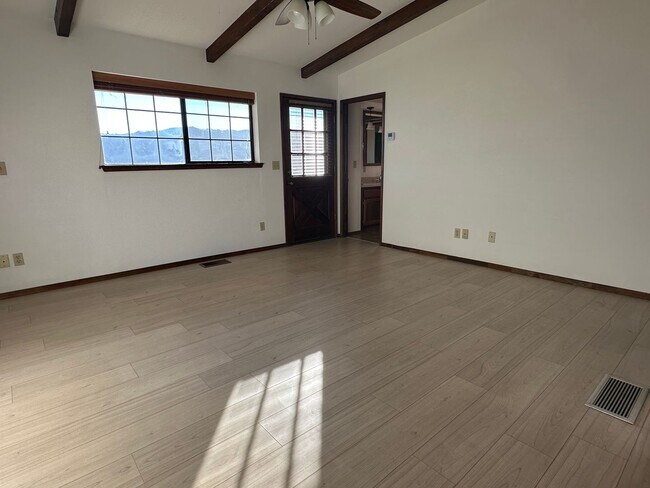 Building Photo - Bear Valley 3+4 with over 4 acres! MUST SEE!