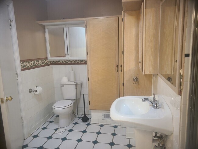 Building Photo - 630 Whitney Ave