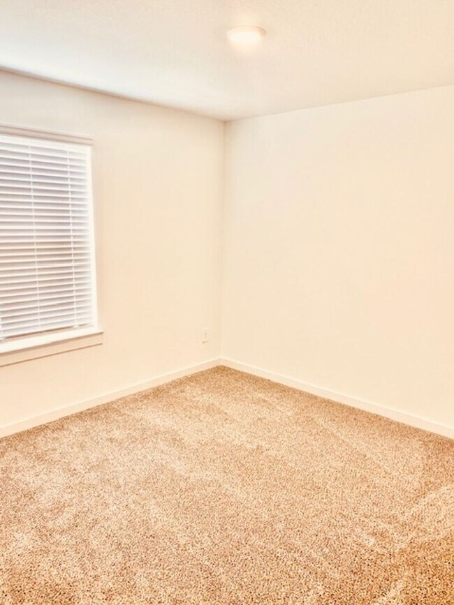 Building Photo - Grand Entry W/High Ceilings! Gorgeous Ligh...
