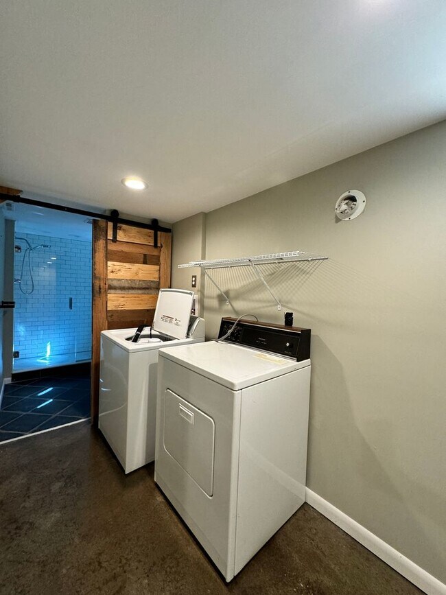 Building Photo - 3 Bedroom in Landsdowne!
