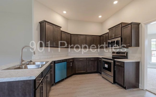 Building Photo - 5961 Uselton Dr