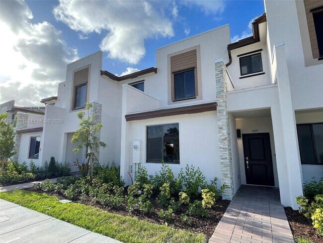 Building Photo - 969 NE 211th St