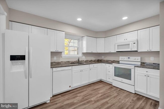 Building Photo - 38 Burgundy Dr