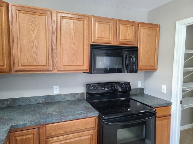 Building Photo - 3 bedroom,  2 1/2 bath town home in Waynesboro PA END UNIT