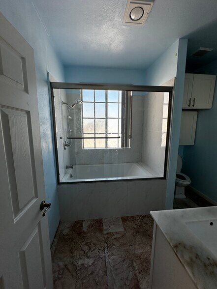 Building Photo - 458 N Oakhurst Dr