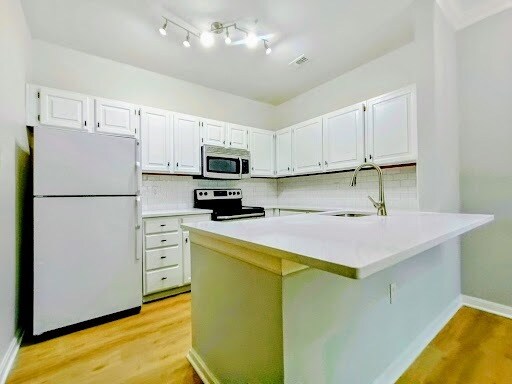 Building Photo - 285 S Pickett St