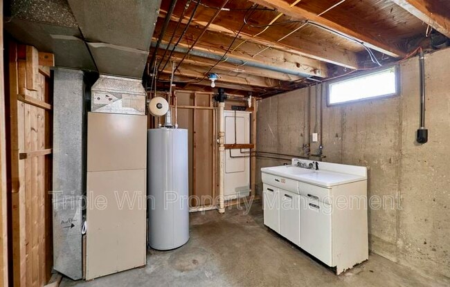 Building Photo - 2325 Golfway St