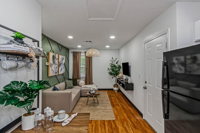 Building Photo - The Avenue at 3060