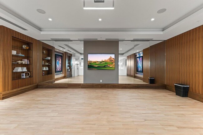 Building Photo - 6587 N Palmeraie Blvd