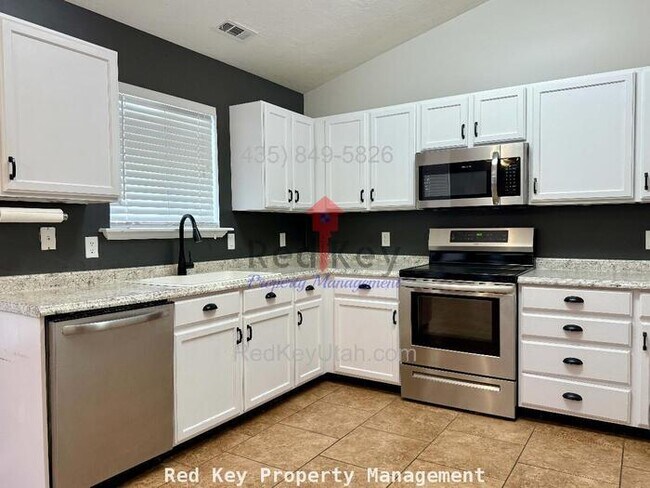 Building Photo - 970 W Single Family Home