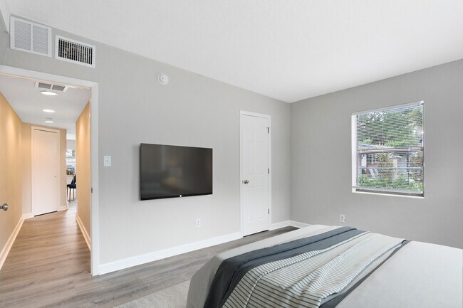 Building Photo - 1511 E Kaley St