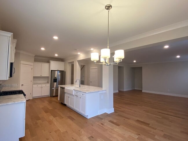 Building Photo - Amazing 4 Bedroom Home in Lebanon / 3.5 Bathrooms / 3 Car Garage /  Fenced in Backyard with Deck /