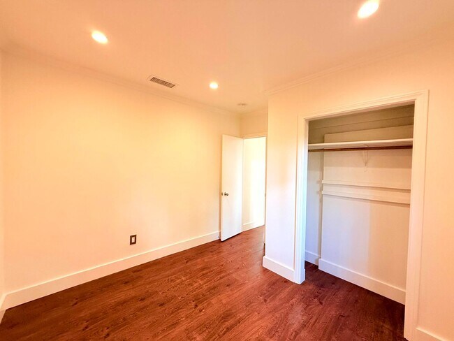 Building Photo - 4447 Lockwood Ave