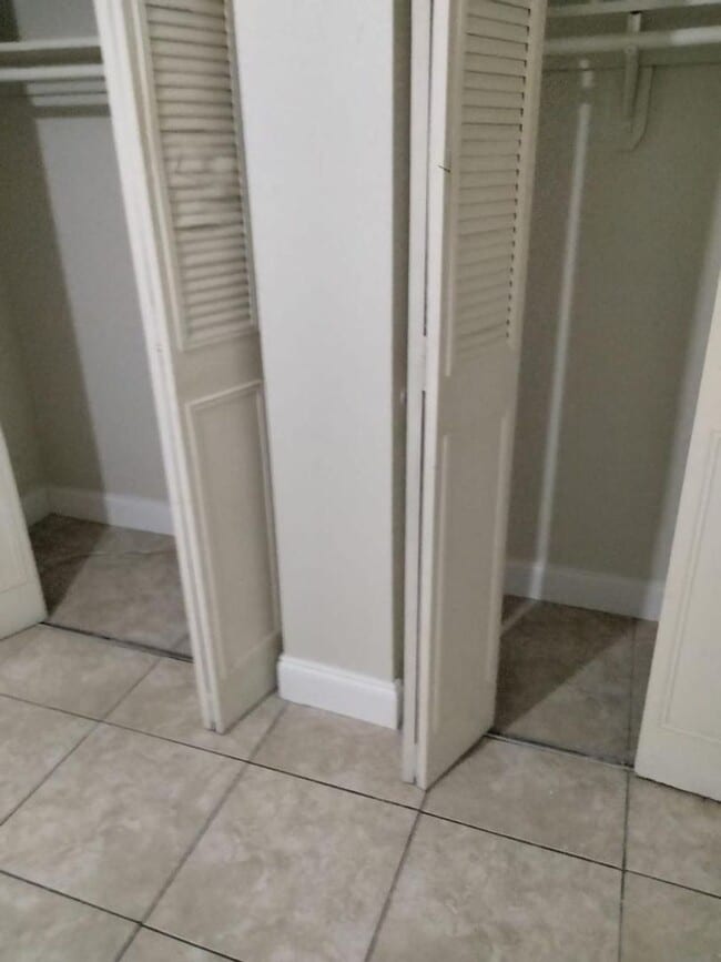 Building Photo - Large 1 Bed 1 Bath in Lauderdale Lakes