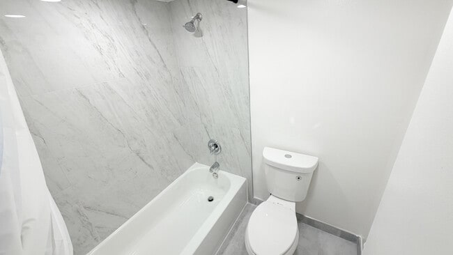 Building Photo - 6475 W Oakland Park Blvd