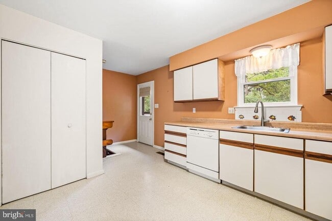 Building Photo - 113 Spring Ln