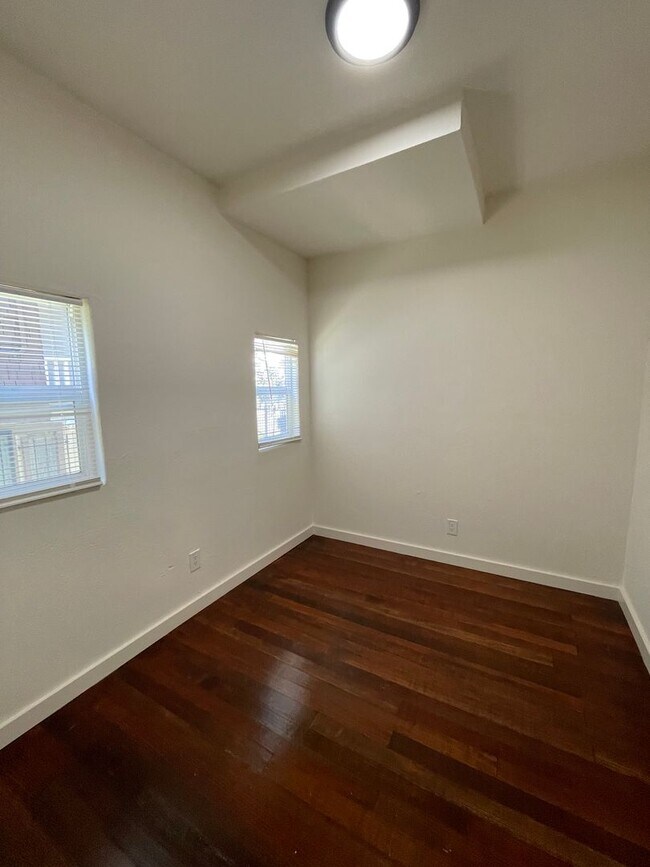 Building Photo - 659-661 31st St