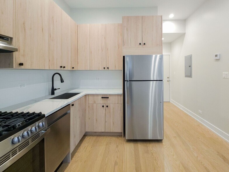 Building Photo - 2057 W Dickens Ave