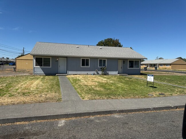 Building Photo - 821 Cannon Ln