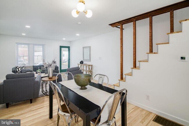 Building Photo - 320 Iona Ave