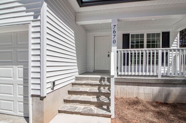 Building Photo - Lux Three Bedroom Townhouse in Sherrills Ford