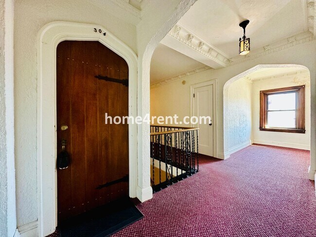 Building Photo - Luxury Condo Living Near the Country Club Plaza - 1 Month FREE!