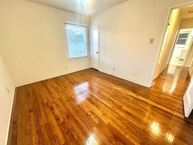 Building Photo - Charming 2-Bedroom Home with Hardwood Floors & Fireplace Near the Traffic Circle
