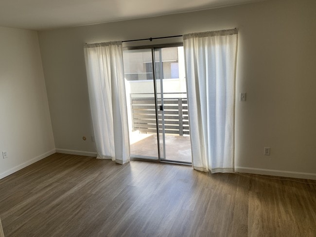 Building Photo - 11610 Moorpark St