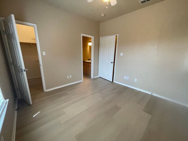 Building Photo - 105-107 Sunburst Court