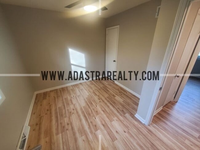 Building Photo - Completely Renovated Duplex in KCK, Beautiful Finishings-Available in MAY!!