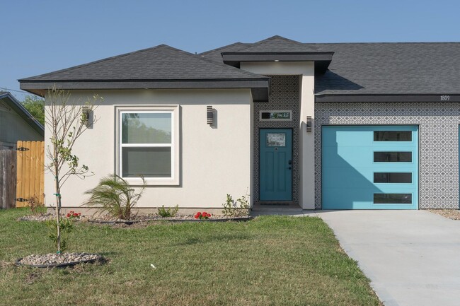 Building Photo - FOR LEASE - MODERN COMFORT MEETS PRIME LOC...